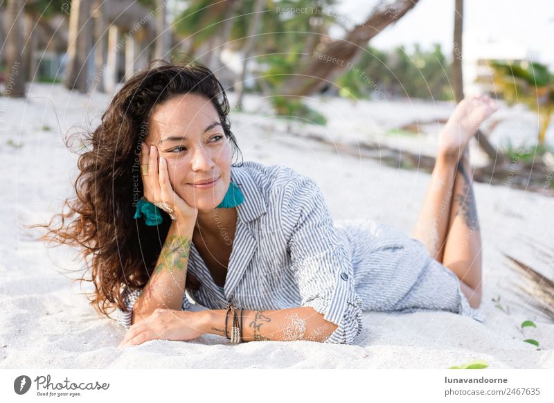 Lateinische Frau am Strand Lifestyle Stil Freude Glück ruhig Ferien & Urlaub & Reisen Sommer Meer Mensch Erwachsene Natur Mode Kleid brünett Streifen Lächeln