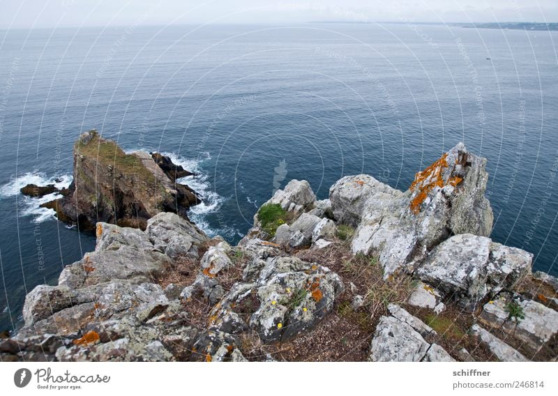 Anlauf... Landschaft Felsen Wellen Küste Meer Ferne Klippe Bretagne Horizont Atlantik ruhig Höhe Weitwinkel Außenaufnahme Menschenleer Textfreiraum oben