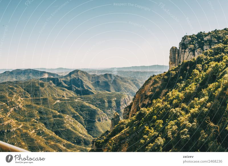 Landschaft mit Blick vom Montserrat in Barcelona schön Ferien & Urlaub & Reisen Tourismus Berge u. Gebirge Umwelt Natur Wald Hügel Felsen Schlucht Stein