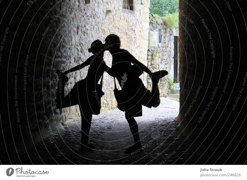 Kiss me Mensch maskulin Frau Erwachsene Mann Paar 2 18-30 Jahre Jugendliche Spanien Europa Dorf Altstadt Tunnel Mauer Wand berühren Küssen braun grau schwarz