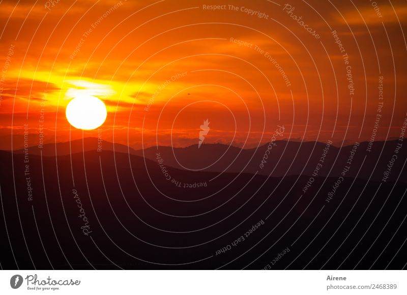 Schönen Abend noch! II Landschaft Himmel Horizont Sonne Sonnenaufgang Sonnenuntergang Wetter Hügel Berge u. Gebirge dunkel Kitsch natürlich gold rot schwarz