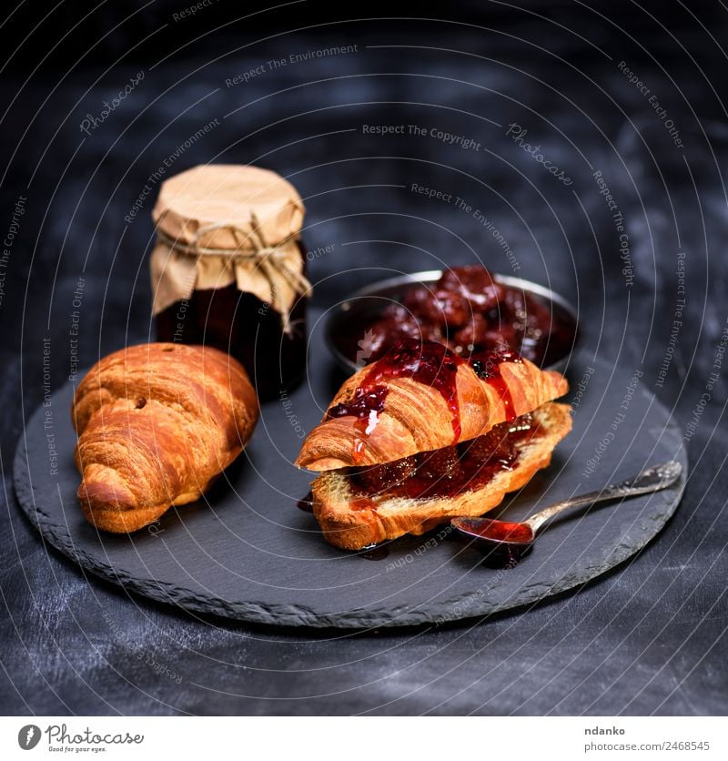 gebackene Croissants mit Erdbeermarmelade Brot Brötchen Dessert Marmelade Frühstück Löffel Tisch Essen frisch lecker braun geschmackvoll Hintergrund Französisch