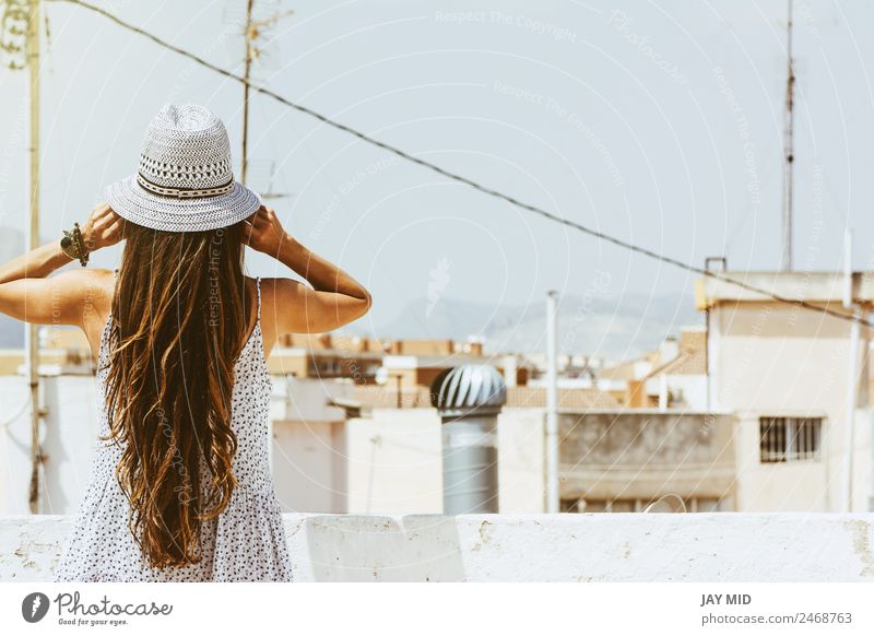 Frau mit Hut, die die Stadt auf der Skyline betrachtet, von hinten. Lifestyle Glück schön Ferien & Urlaub & Reisen Tourismus Sommer Mensch Erwachsene Landschaft