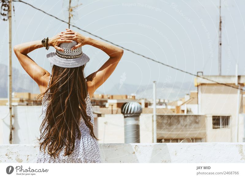 Frau mit Hut und Händen auf dem Kopf, Blick auf die Stadt Lifestyle Glück schön Ferien & Urlaub & Reisen Tourismus Sommer Mensch feminin Erwachsene