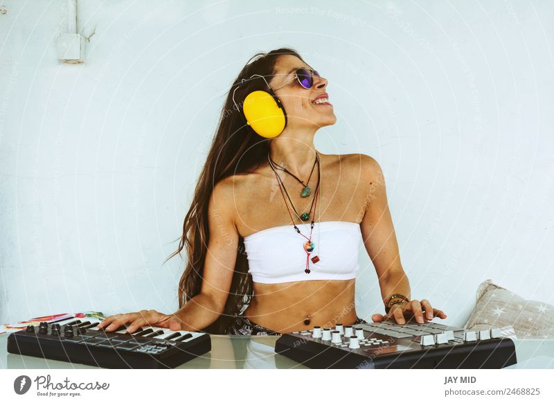Frau sitzend mit Mischpult, Musikproduktion Lifestyle Freude Sommer Tisch Diskjockey PDA Tastatur Technik & Technologie Erwachsene Körper 1 Mensch Künstler