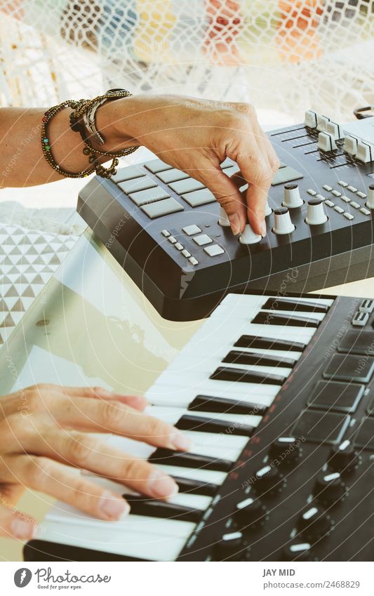 Hände Frau DJ spielt elektronische Musik. Mischtisch Lifestyle Sommer Tisch Diskjockey Beruf PDA Tastatur Technik & Technologie Mensch feminin Erwachsene Hand