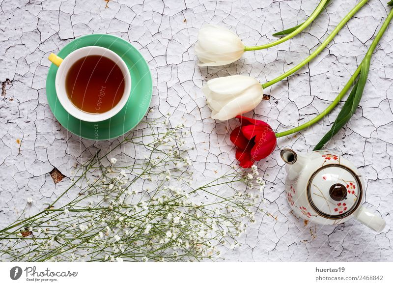 Tasse Tee mit floralem Hintergrund Getränk Heißgetränk Lifestyle elegant Stil Design Valentinstag Natur Pflanze Blume Tulpe Blatt Blumenstrauß natürlich grün