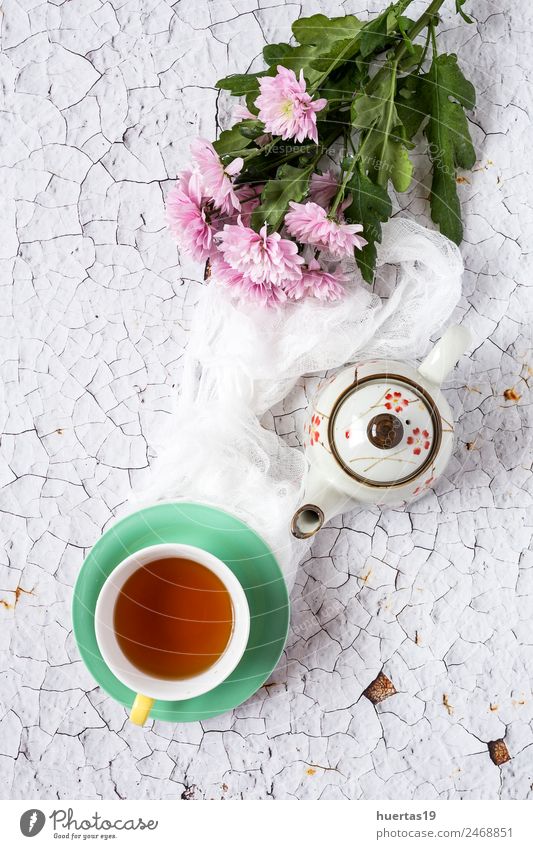 Tasse Tee mit floralem Hintergrund Getränk Heißgetränk elegant Stil Design exotisch Valentinstag Natur Pflanze Blume Tulpe Blatt Blumenstrauß natürlich grün