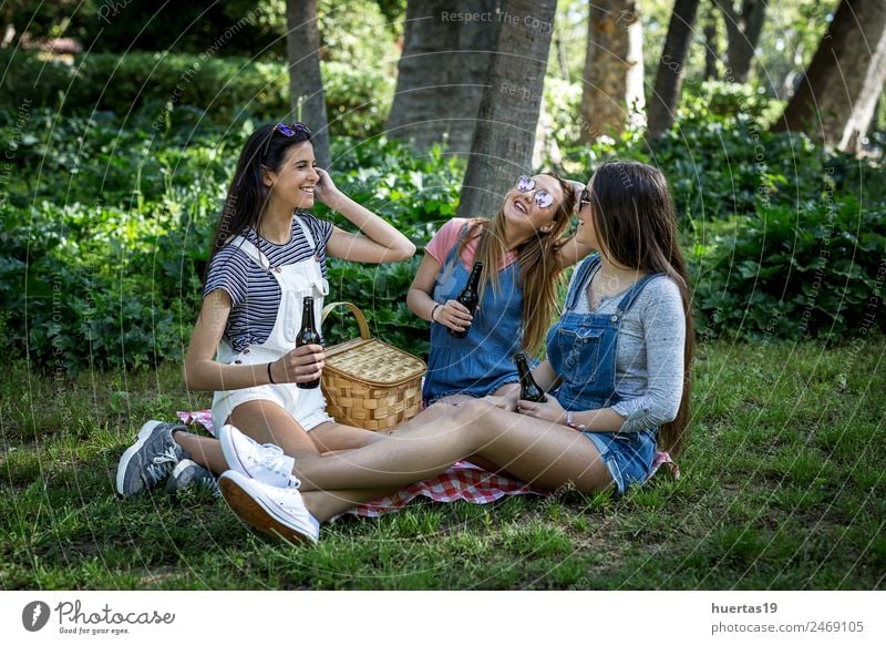 Drei schöne junge Frauen feminin Junge Frau Jugendliche Erwachsene Freundschaft Körper 3 Mensch 18-30 Jahre Pflanze Schönes Wetter Baum Park Mode lachen Glück