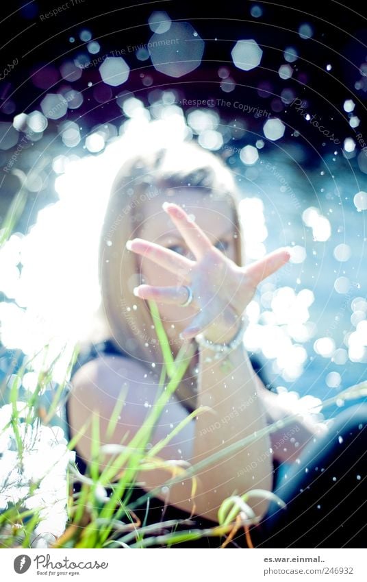 splash feminin kalt Wassertropfen Hand Farbfoto