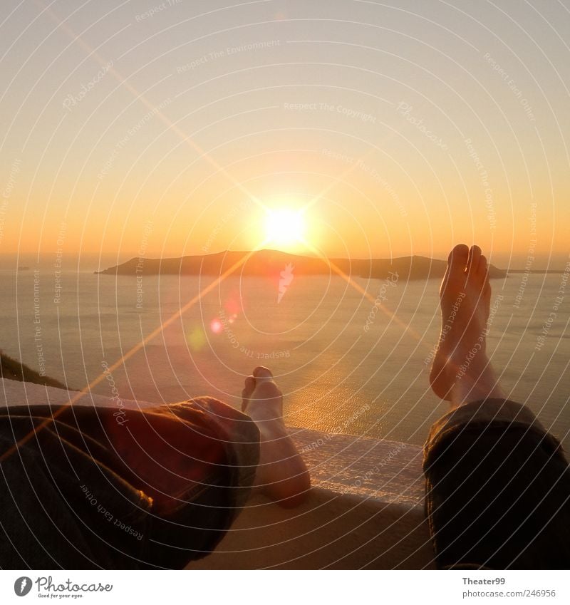 Happy Feet Sonne Meer Insel Fuß 1 Mensch Sonnenaufgang Sonnenuntergang Schönes Wetter Erholung Gelassenheit ruhig Griechenland Jeans Santorin lazy Füße hoch