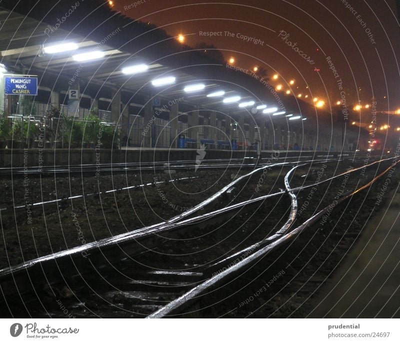wohin geht die reise Nacht Verkehr Bahnhof Licht lamgzeitbelichtung