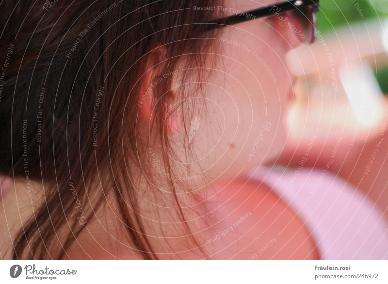 den Sommer genießen. Haare & Frisuren feminin Kopf Ohr 1 Mensch Sonnenbrille heiß Zufriedenheit Gelassenheit ruhig Schwüle gümmel´n Erholung Farbfoto