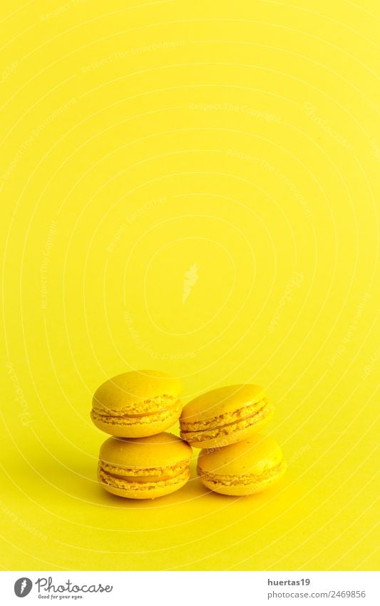 Köstliches Makkaron mit gelbem Hintergrund Lebensmittel Dessert Süßwaren sauer Farbe Macaron vereinzelt Kuchen süß farbenfroh Französisch Biskuit Bäckerei