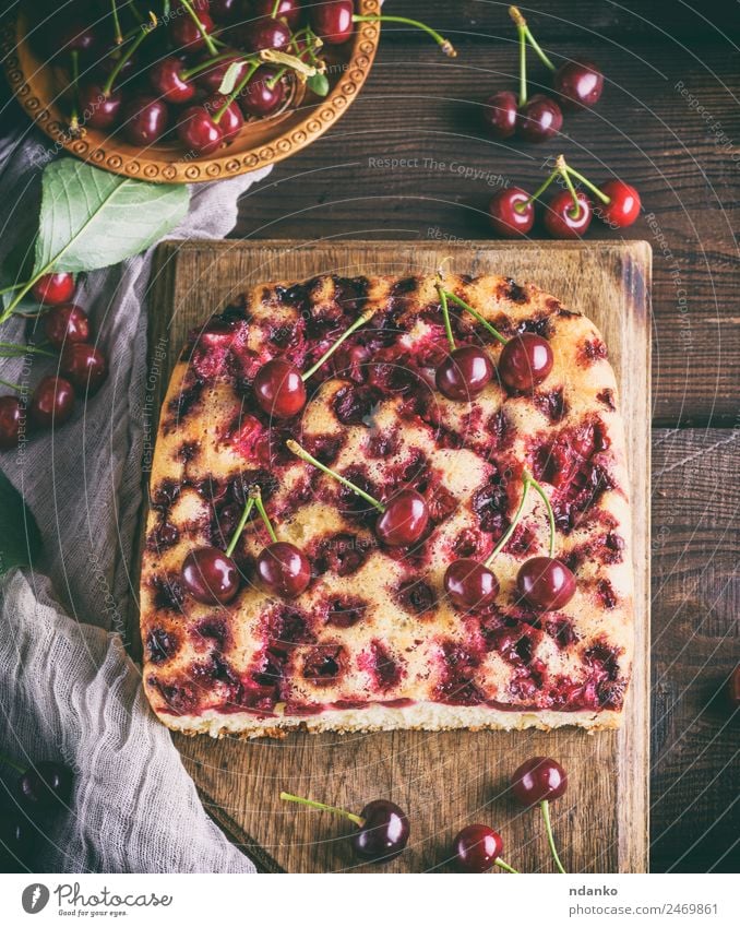 gebackener Kuchen mit Kirschen Frucht Dessert Süßwaren Schalen & Schüsseln Holz Essen frisch lecker oben braun rot Pasteten Spielfigur Hintergrund Bäckerei