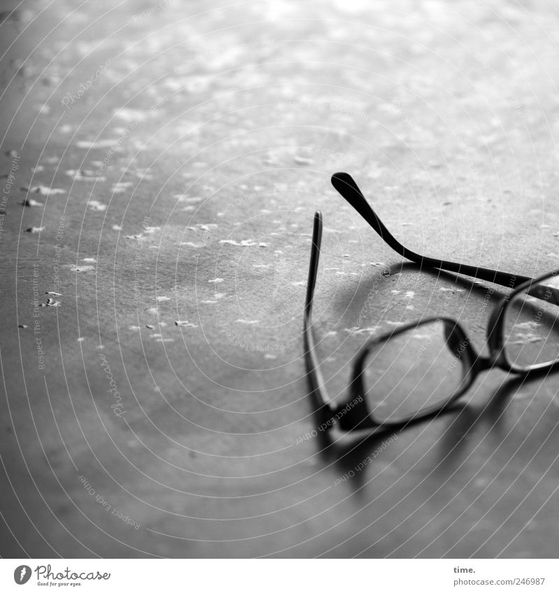 müde Tisch Wassertropfen Brille Tropfen liegen nass Brillengestell Brillenfassung Kleiderbügel feucht Kassengestellt Nasenfahrrad Brillenmode Tischplatte