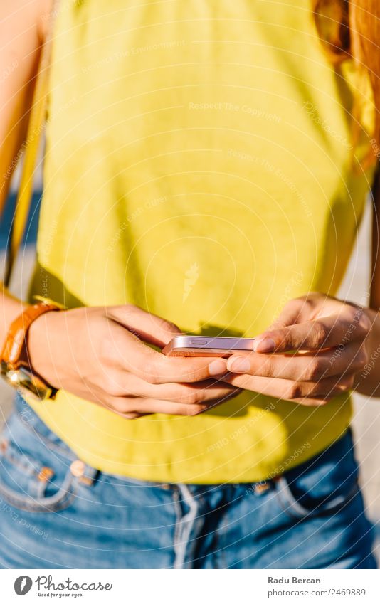 Junge Frau beim Überprüfen ihres Mobiltelefons Telefon Mobile Hand PDA Halt Solarzelle Nahaufnahme benutzend Internet klug Technik & Technologie Mitteilung
