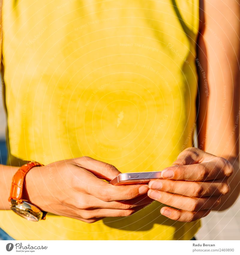 Junge Frau beim Überprüfen ihres Mobiltelefons Telefon Mobile Hand PDA Halt Solarzelle Nahaufnahme benutzend Internet klug Technik & Technologie Mitteilung