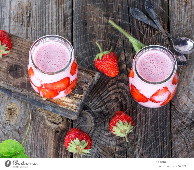 Joghurt mit frischen Erdbeeren Frucht Dessert Frühstück Diät Getränk Saft Glas Tisch Holz Essen saftig grün rot Milchshake Hintergrund Gesundheit Lebensmittel