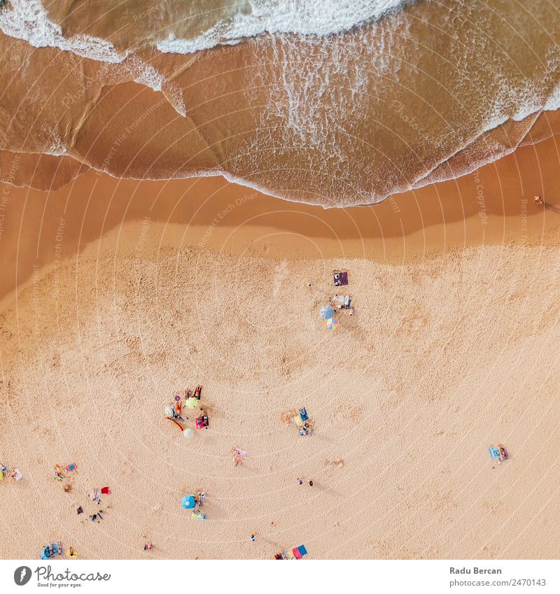 Luftaufnahme von fliegenden Drohnen von Menschen, die sich am Algarve Beach in Portugal entspannen. Strand Fluggerät Aussicht Sand Hintergrundbild Wasser oben
