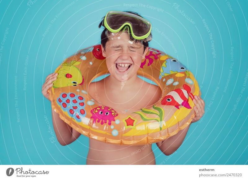 glückliches Kind lächelnd mit Schwimmring Lifestyle Freude Schwimmbad Freizeit & Hobby Ferien & Urlaub & Reisen Ausflug Sommer Sonne Strand Meer Sport tauchen