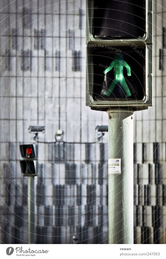 nur bei grün Stadt Bauwerk Gebäude Ampel Verkehrszeichen Verkehrsschild beobachten gehen warten rot Optimismus geduldig Fairness Kontrolle Regel Fußgänger