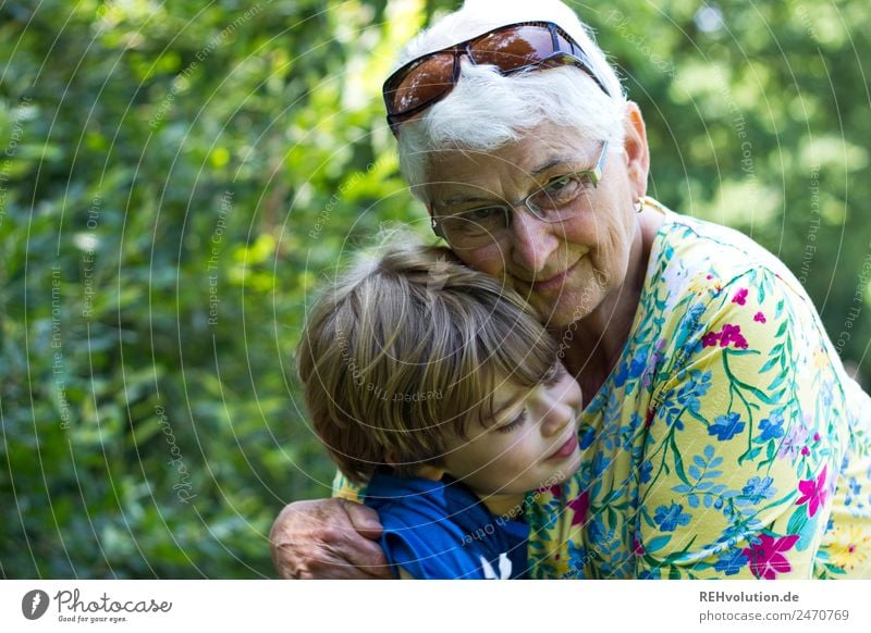 Oma kuschelt mit Ihrem Enkel oma Kind Großmutter Senior Familie & Verwandtschaft Weiblicher Senior Sonnenbrille Glück Zusammensein natürlich Vertrauen