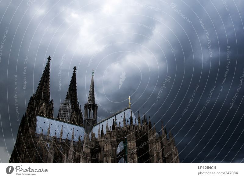 THE DOM Wolken Gewitterwolken schlechtes Wetter Köln Deutschland Europa Kirche Dom Bauwerk Sehenswürdigkeit Wahrzeichen Kreuz Glaube Angst Religion & Glaube