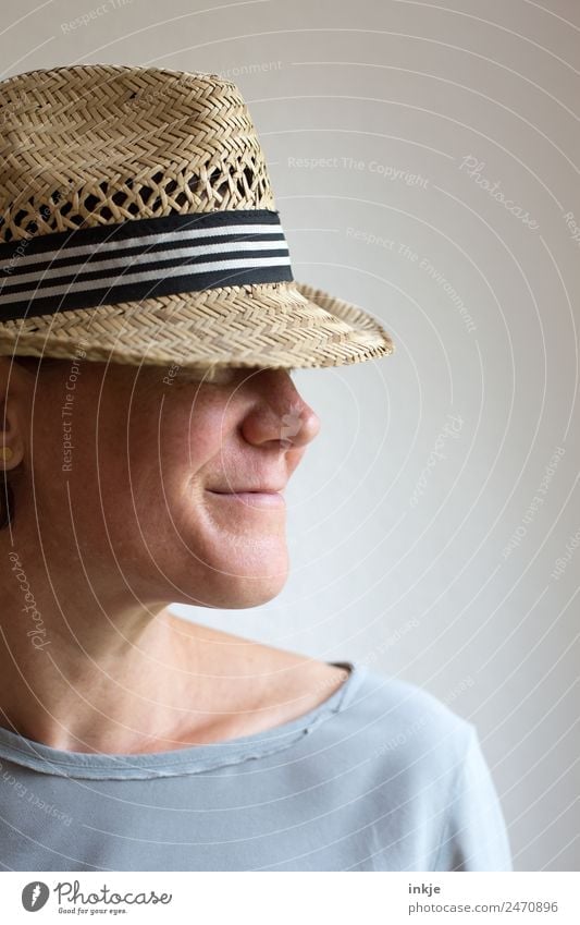 Sichtschutz Lifestyle Stil Freizeit & Hobby Frau Erwachsene Leben Gesicht 1 Mensch 30-45 Jahre Mode Hut Strohhut Lächeln Freundlichkeit natürlich