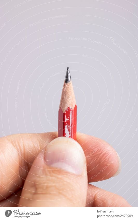 kleiner Bleistift lernen Büroarbeit Arbeitsplatz Business Mann Erwachsene Finger Schreibwaren festhalten Idee innovativ Inspiration Spitze gespitzt schreiben