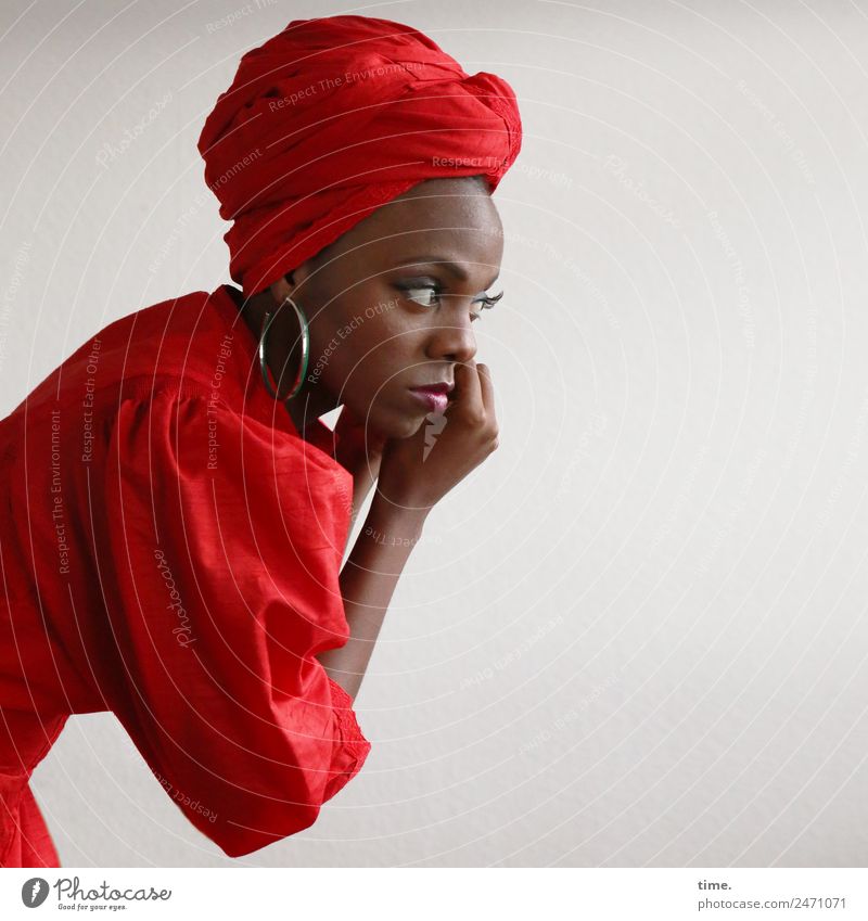 Tash feminin Frau Erwachsene 1 Mensch Kleid Ohrringe Kopftuch beobachten festhalten Blick schön selbstbewußt Leidenschaft Wachsamkeit Leben elegant Kontrolle