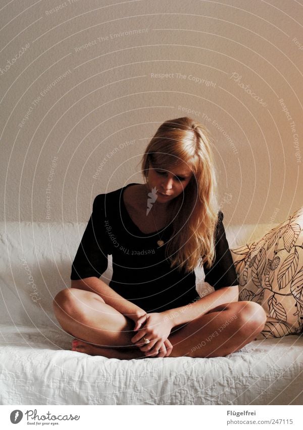 Innere Ruhe finden feminin Junge Frau Jugendliche 1 Mensch 18-30 Jahre Erwachsene sitzen blond Haare & Frisuren Sofa Kissen Kette gefaltet Meditation Gedanke