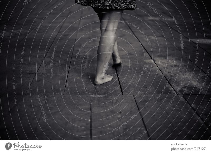 freiraum. feminin Frau Erwachsene 1 Mensch laufen ästhetisch authentisch schön Sorge Einsamkeit Zufriedenheit Barfuß Beine Holzfußboden Schwarzweißfoto