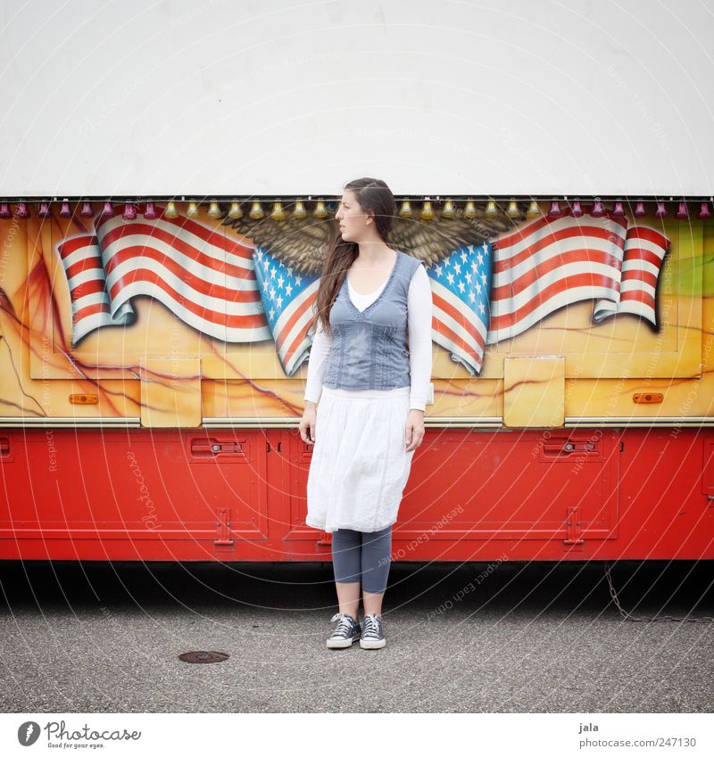 american idiot Mensch feminin Frau Erwachsene 1 30-45 Jahre Lastwagen Anhänger stehen Fahne Amerika Adler Schausteller Farbfoto Außenaufnahme Textfreiraum oben