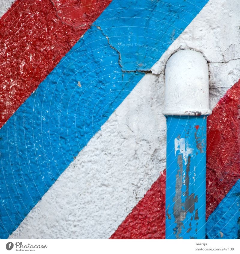Rohr Lifestyle Design Mauer Wand Rohrleitung Linie Streifen alt einfach blau rot weiß Farbe Frankreich Niederlande Fahne Farbfoto Außenaufnahme Nahaufnahme