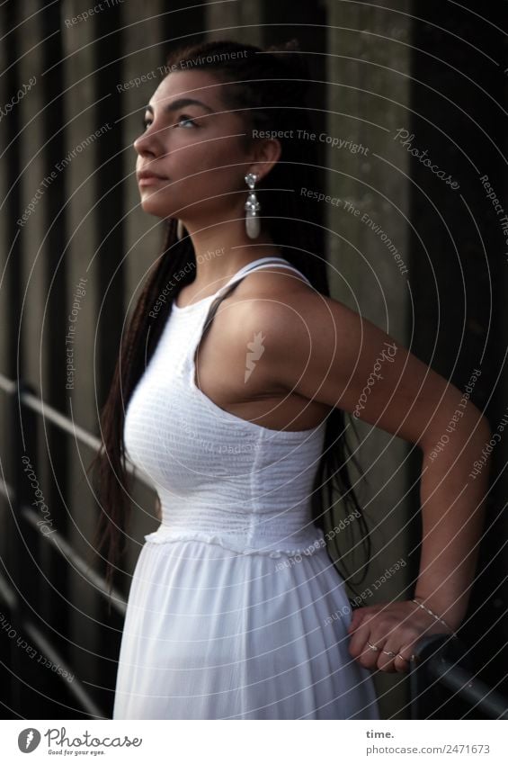 Frau im weißen Kleid feminin Erwachsene 1 Mensch Mauer Wand Hafen Brückengeländer Ohrringe brünett langhaarig Zopf beobachten festhalten Blick warten dunkel