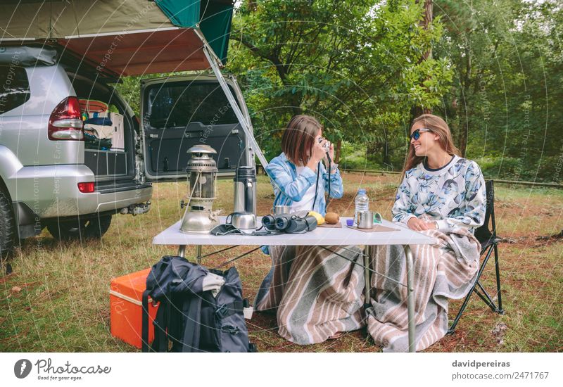 Frau fotografiert Freundin beim Frühstück Lifestyle Freude Glück Gesicht Erholung Freizeit & Hobby Ferien & Urlaub & Reisen Ausflug Abenteuer Camping Sommer