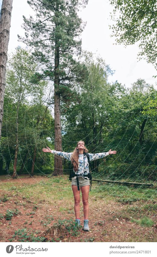 Wanderin mit Rucksack, der die Arme hebt. Lifestyle Freude Glück Erholung Freizeit & Hobby Ferien & Urlaub & Reisen Ausflug Abenteuer Freiheit Sommer