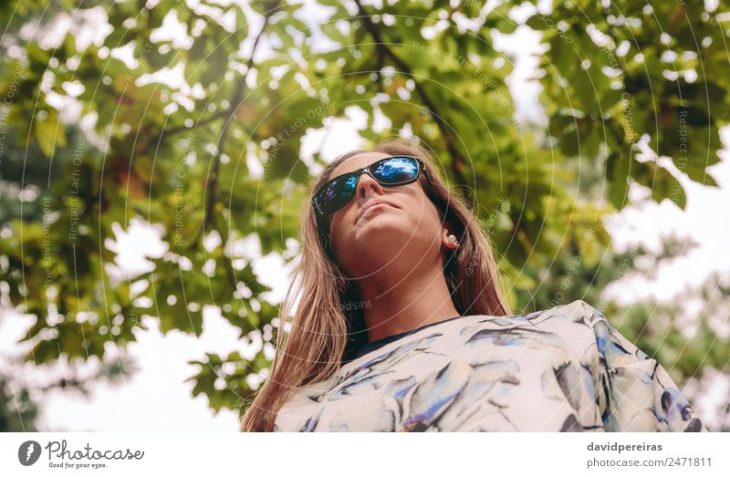 Frau mit Sonnenbrille über Naturhintergrund stehend Lifestyle Freude Glück Erholung Freizeit & Hobby Ausflug Freiheit Sommer Berge u. Gebirge Erfolg Mensch