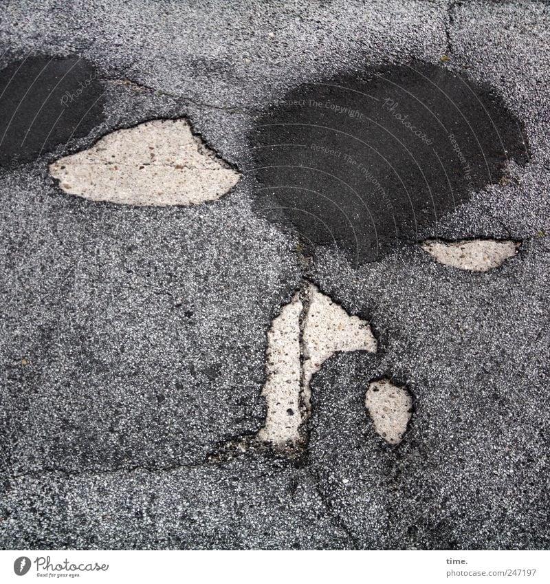 Das Phantom der Insel Straße Stein kaputt grau Asphalt Teer Riss Fleck gefleckt Reparatur Bodenbelag Straßenbelag Belag Sylt straßenverhältnisse schlecht Loch