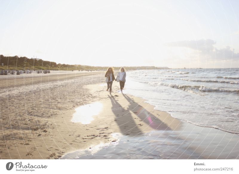 unendlich Wohlgefühl Mensch Freundschaft 2 Sand Horizont Sommer Wellen Küste Strand Ostsee laufen frei Unendlichkeit hell gelb rosa Glück Zusammensein Leben