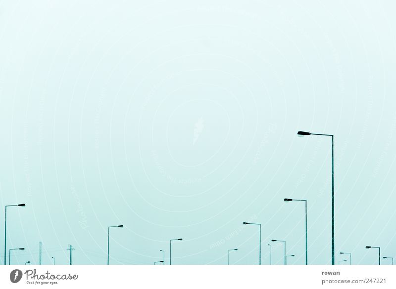 lampenwald Himmel Umweltverschmutzung Straßenbeleuchtung Lampe Beleuchtung Licht Nebel viele Linie Verkehr Farbfoto Außenaufnahme Menschenleer