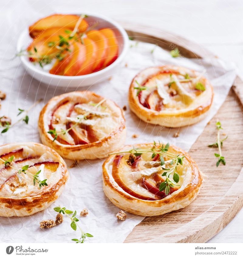 Blätterteig-Tarts mit Nektarinen, Camembert und Thymian tarts Backwaren Frucht Gesunde Ernährung Speise Essen Foodfotografie Lebensmittel camembert Brie Käse