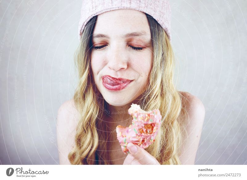 Junge blonde Frau genießt einen Donut Lebensmittel Dessert Süßwaren Krapfen ungesund Essen Fastfood Lifestyle Stil Freude Haare & Frisuren Gesicht Wellness
