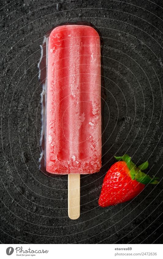 Erdbeer-Popsicle auf schwarzem Stein Lebensmittel Frucht Dessert Speiseeis Süßwaren Ernährung Essen Bioprodukte Vegetarische Ernährung kalt Sommer Erdbeeren Eis