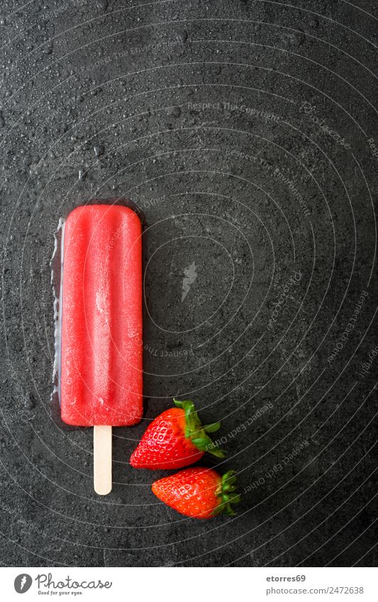Erdbeer-Popsicle auf schwarzem Stein Lebensmittel Frucht Speiseeis Süßwaren Ernährung Essen Bioprodukte frisch kalt natürlich Eis Erdbeeren Sommer Dessert