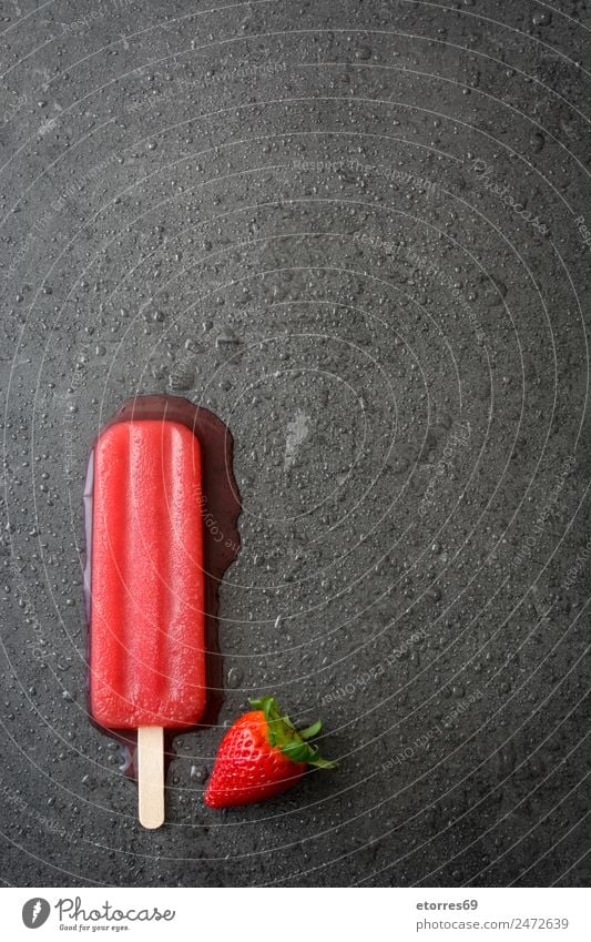 Erdbeer-Popsicle Lebensmittel Frucht Dessert Speiseeis Süßwaren frisch kalt süß rot schwarz Stieleis Sommer Erdbeereis Erdbeeren gefroren Saison tropisch