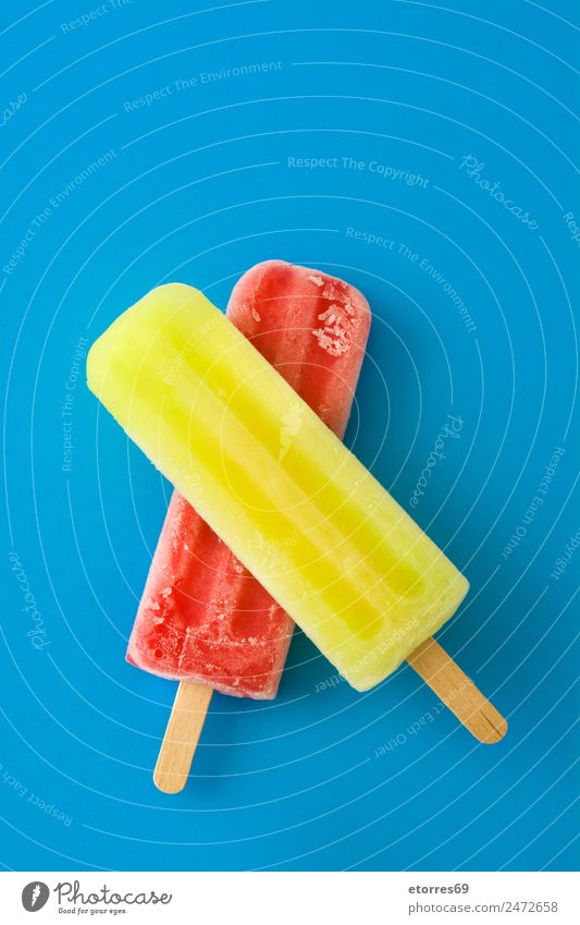 Zitronen- und Erdbeer-Popsicles Lebensmittel Frucht Dessert Speiseeis Süßwaren frisch kalt süß blau mehrfarbig gelb rot Stieleis Erdbeereis Sommer gefroren