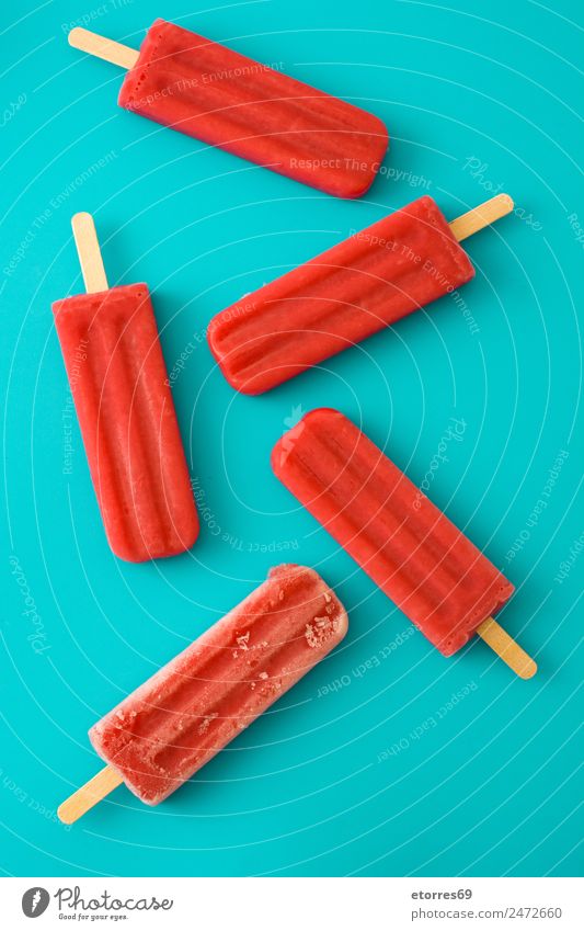 Erdbeer-Popsicles Lebensmittel Frucht Dessert Speiseeis Vegetarische Ernährung Gesundheit kalt süß rot türkis Stieleis Erfrischung Erdbeereis Sommer gefroren