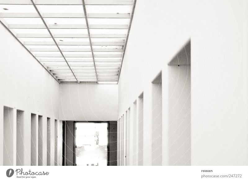 korridor Haus Bauwerk Gebäude Architektur Mauer Wand Tür ästhetisch kalt weiß Flur Oberlicht Reihe Gefängniszelle Schwarzweißfoto Innenaufnahme Menschenleer